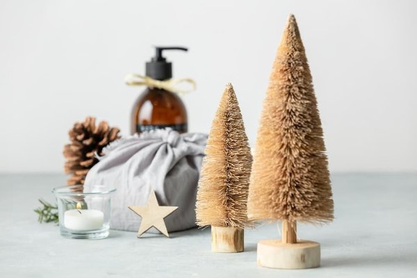 Which eco-friendly hostels in the UK offer discounts for large groups?